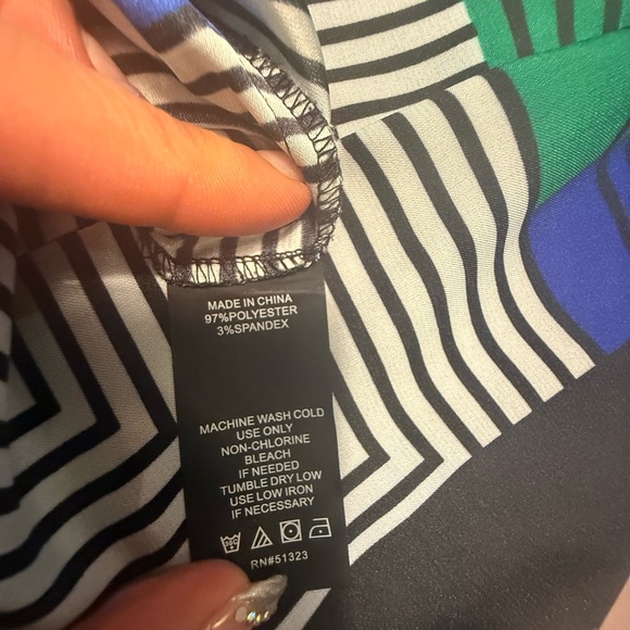 Vince Camuto Colorblock Black/Blue/Green/White Geometric Short Sleeve Blouse SP - Picture 3 of 11